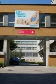 Vstup k budově porodnice